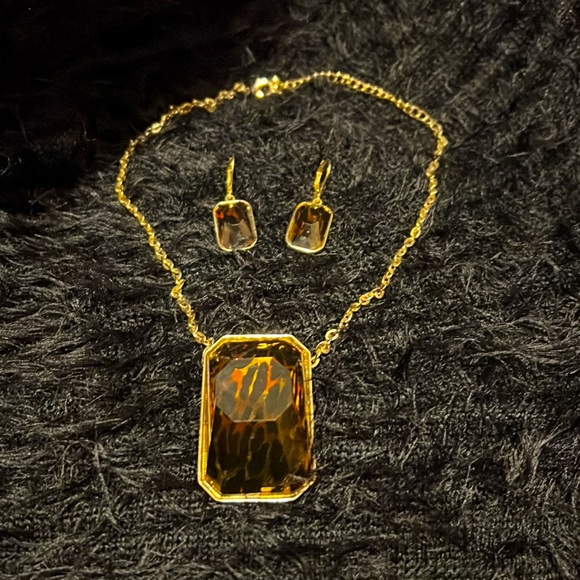 Gold and Cheetah print necklace and earring set. Adjustable from 9-10.5 inches. - Picture 4 of 4